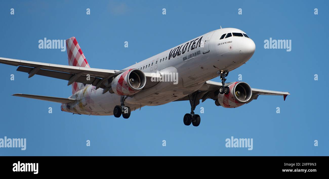 Teneriffa, Spanien 16. juni 2024. Airbus A320-214 Volotea Airlines fliegt am blauen Himmel. Landet am Flughafen Teneriffa Stockfoto