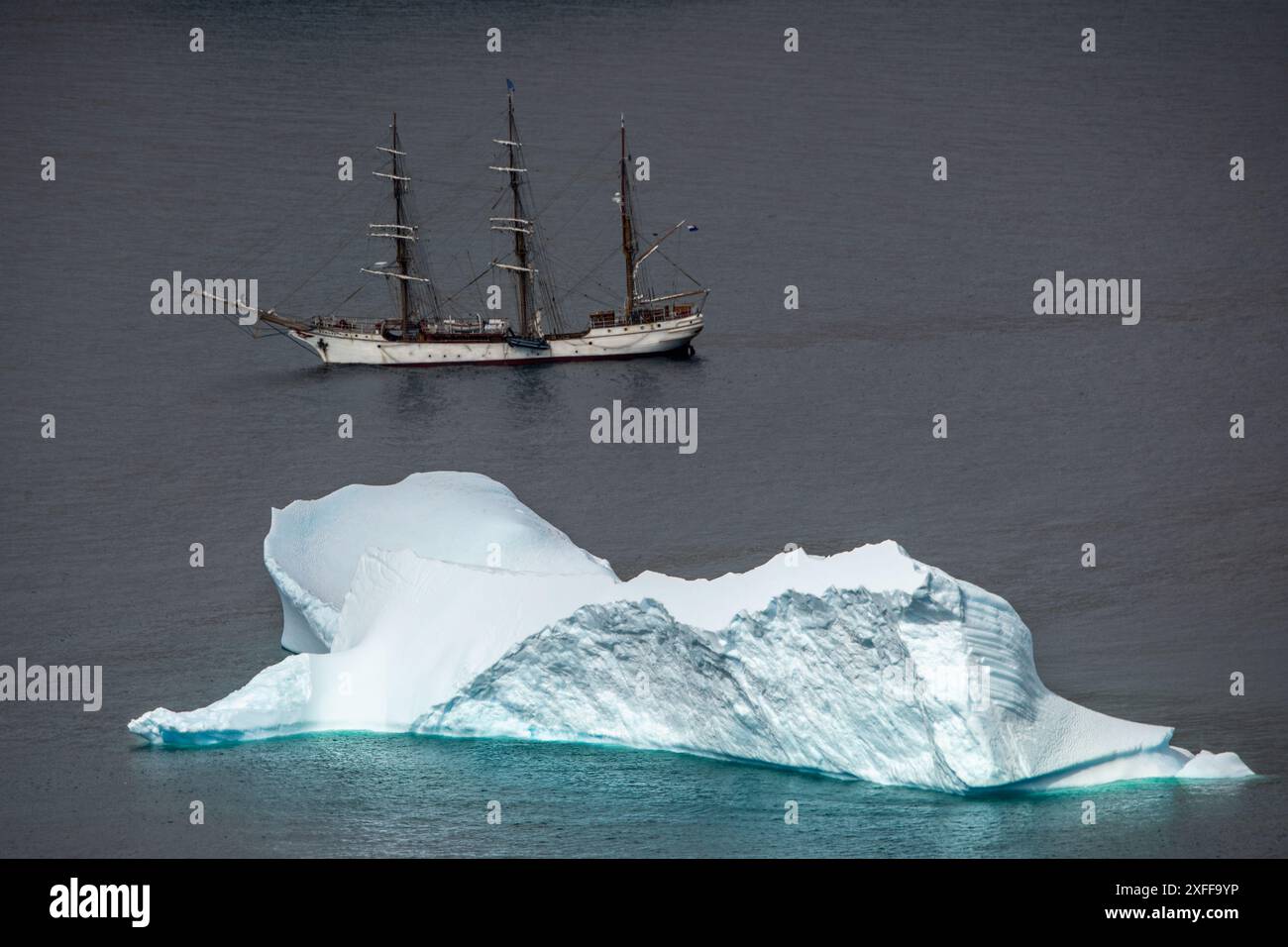 Bark Europa mit Eisberg Stockfoto