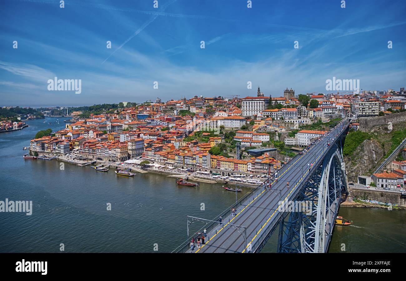 Die wunderbare Stadt Porto, Portugal. Sie zeigen den Fluss und das Flussufer mit all den wunderschönen bunten Gebäuden und der Eiffelbrücke 2 Stockfoto