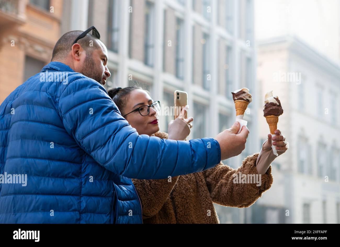Influencer fotografieren Eiskegel für Social-Media-Post Stockfoto