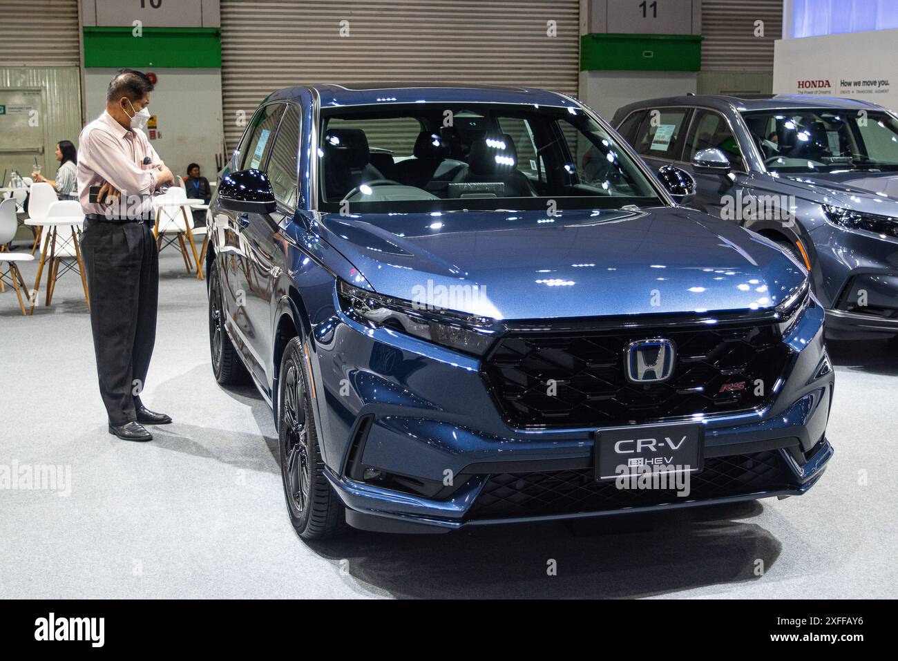 Bangkok, Thailand. Juli 2024. Ein Besucher inspiziert ein Fahrzeug des Toyota CR-V während der Thailand Fast Auto Show 2024 im Bangkok International Trade and Exhibition Center (BITEC). Quelle: SOPA Images Limited/Alamy Live News Stockfoto