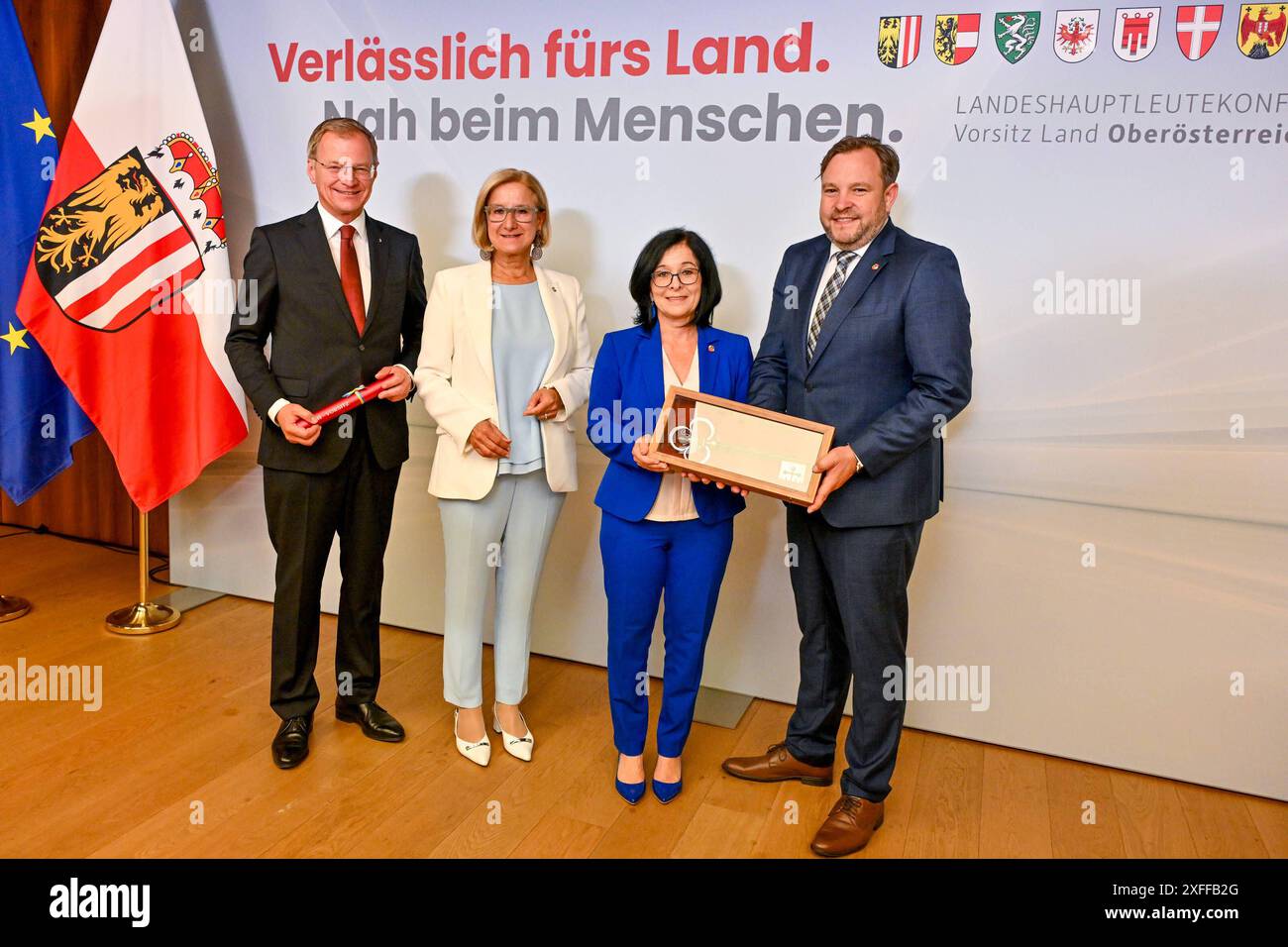 Pressekonferenz Land Ooe, Oberoesterreich uebernimmt den Vorsitz in der Landeshauptleute-Konferenz 03.07.2024, Linz, AUT, Pressekonferenz Land Ooe, Oberoesterreich uebernimmt den Vorsitz in der Landeshauptleute-Konferenz, im Bild Thomas Stelzer VP, Landeshauptmann Oberoesterreich, Johanna Mikl-Leitner VP, Landeshauptfrau Niederoesterreich, Margit Goell VP, Mitglied des Bundesrates, Franz Ebner VP, Praesident des Bundesrates Oberoesterreich *** Pressekonferenz Land Ooe, Oberösterreich übernimmt den Vorsitz der Gouverneurskonferenz 03 07 2024, Linz, AUT, Pressekonferenz Land Ooe, Oberösterreich Stockfoto