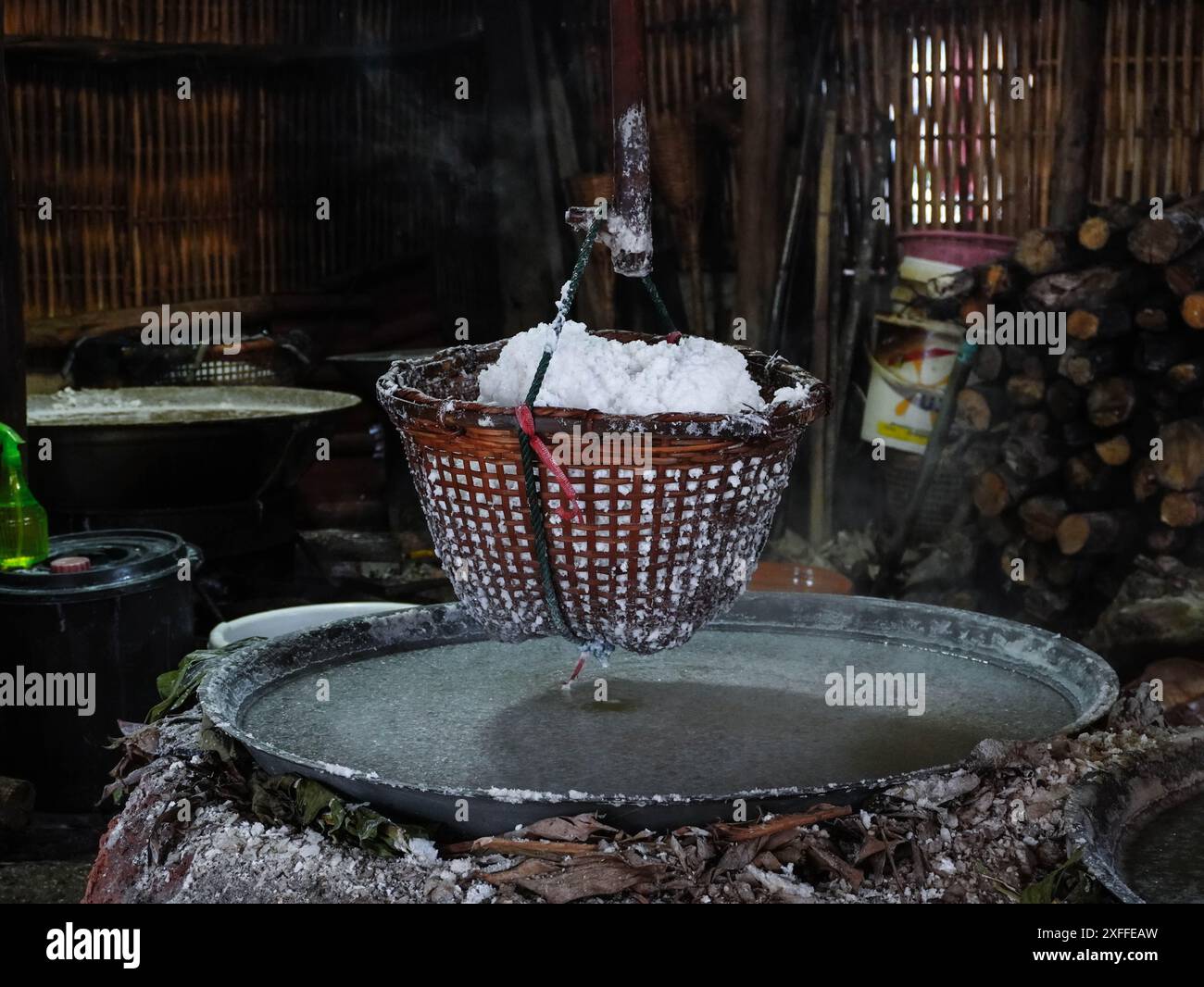 Traditionelles Kochen von Salz im Bezirk Bo Kluea Provinz Nan, Thailand. Steinsalzprozess mit alten traditionellen antiken. Stockfoto