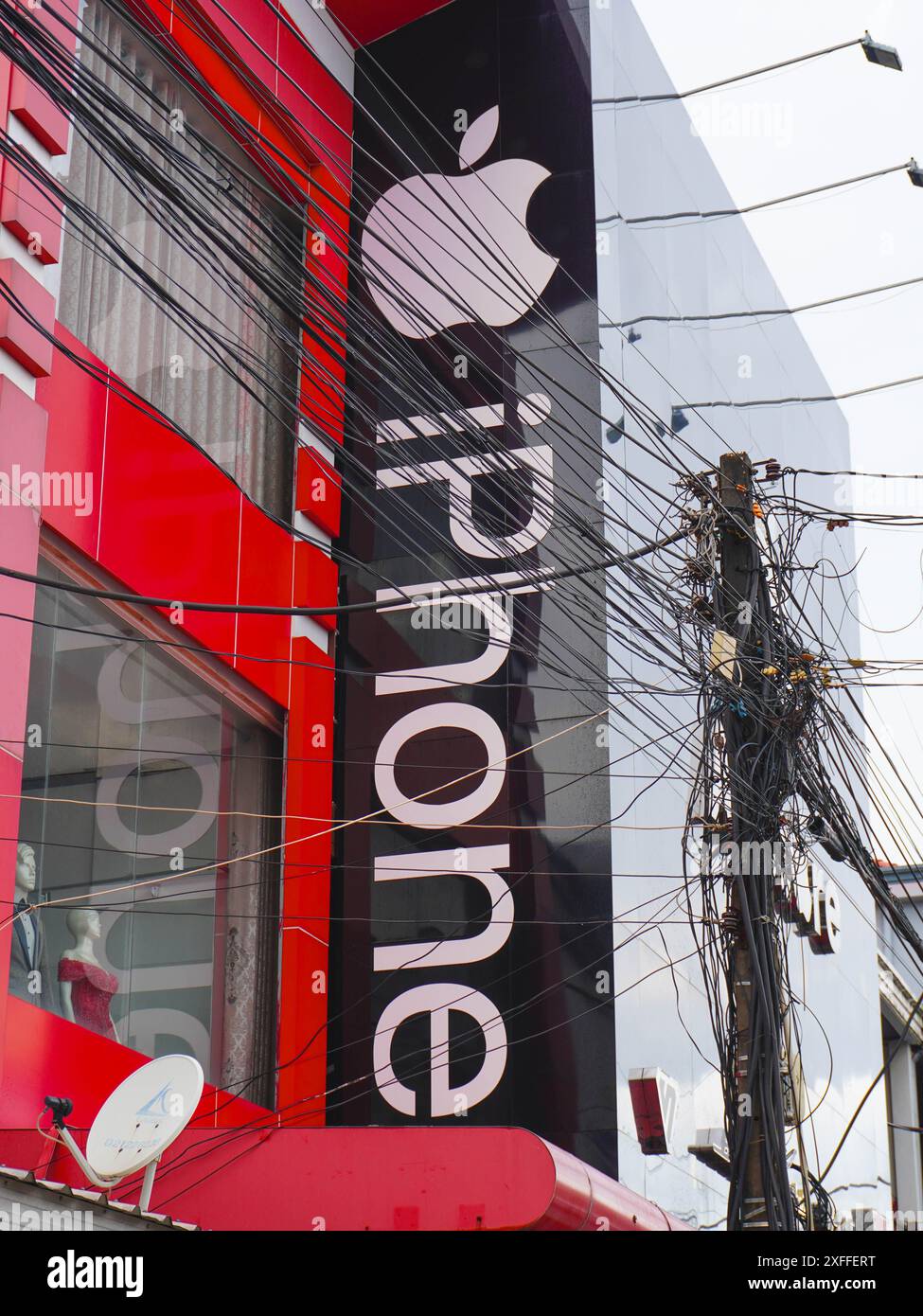 Elektrische Leitungen an einem Pol in Vientiane, Laos Stockfoto