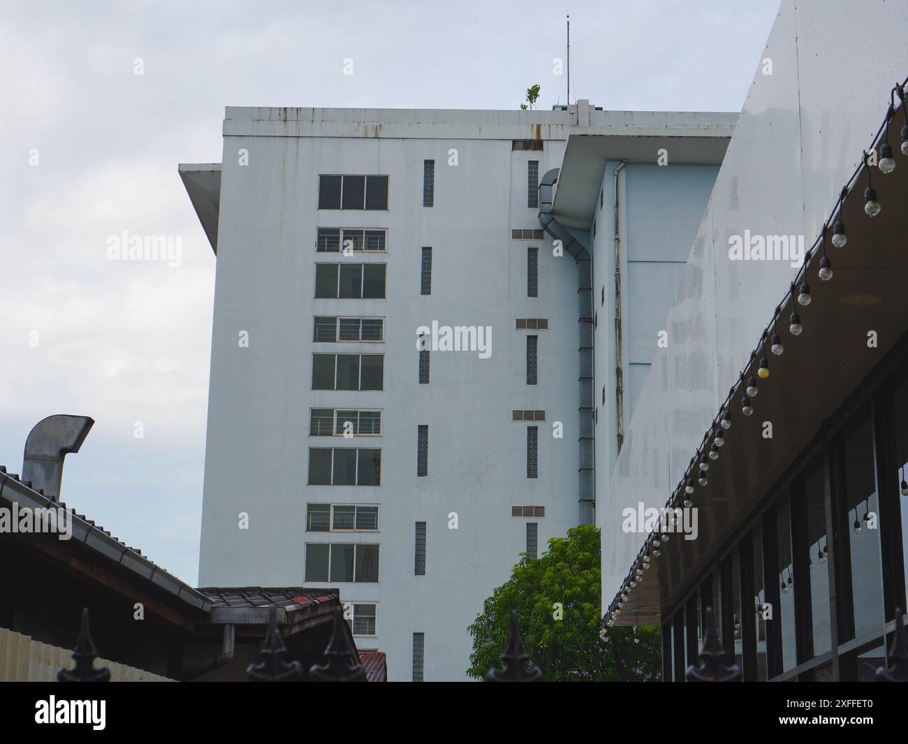 26. Juni 2024, Vientiane, Laos - Wohngebäude oder Büro von Vientiane vor dem Hintergrund eines hellen Himmels. Stockfoto