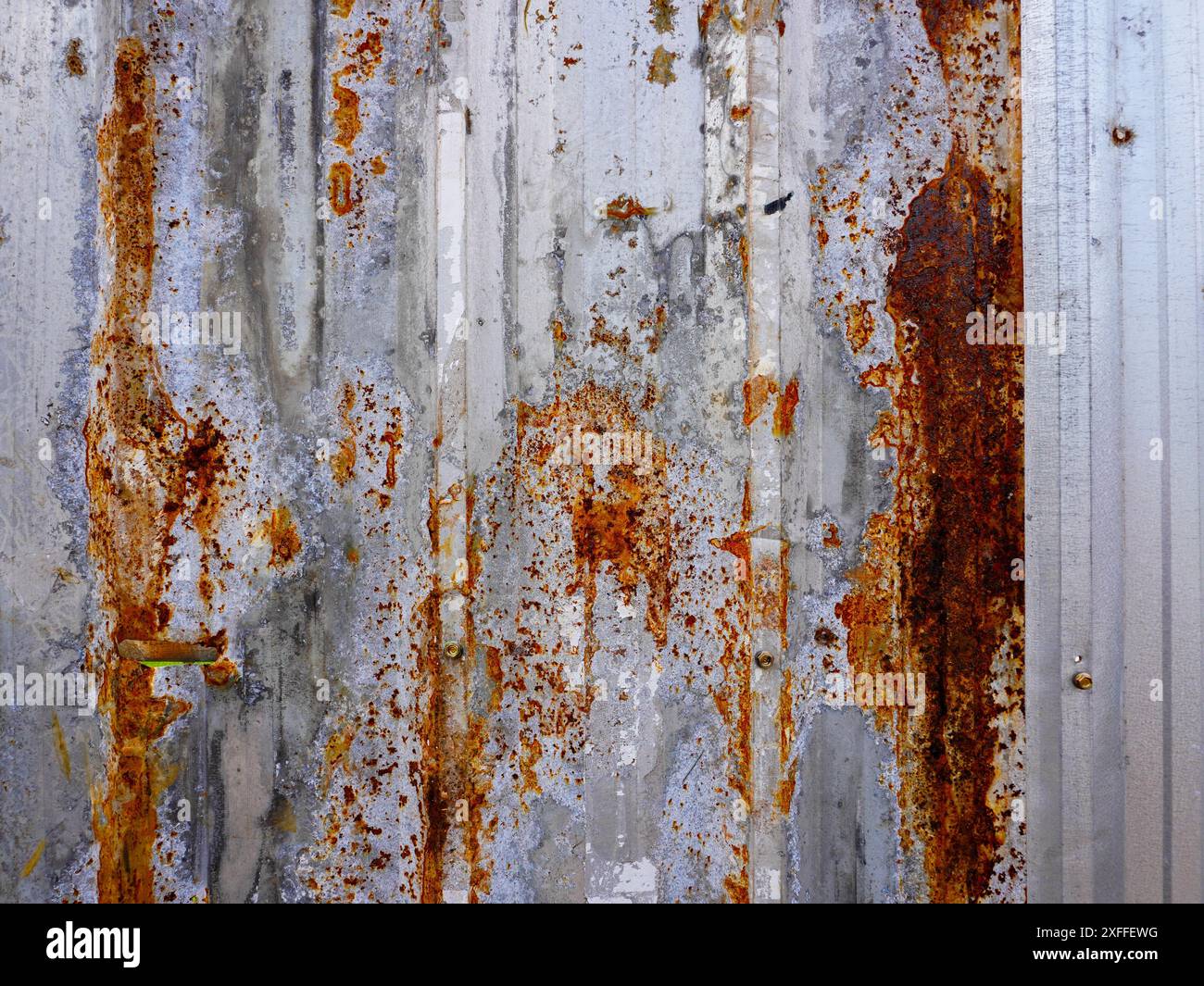 Korrodierter Metallhintergrund. Die Metallwände haben Rostflecken. Rostiger Metallhintergrund mit Rostflecken, Rostflecken. Rystykorrosion Stockfoto