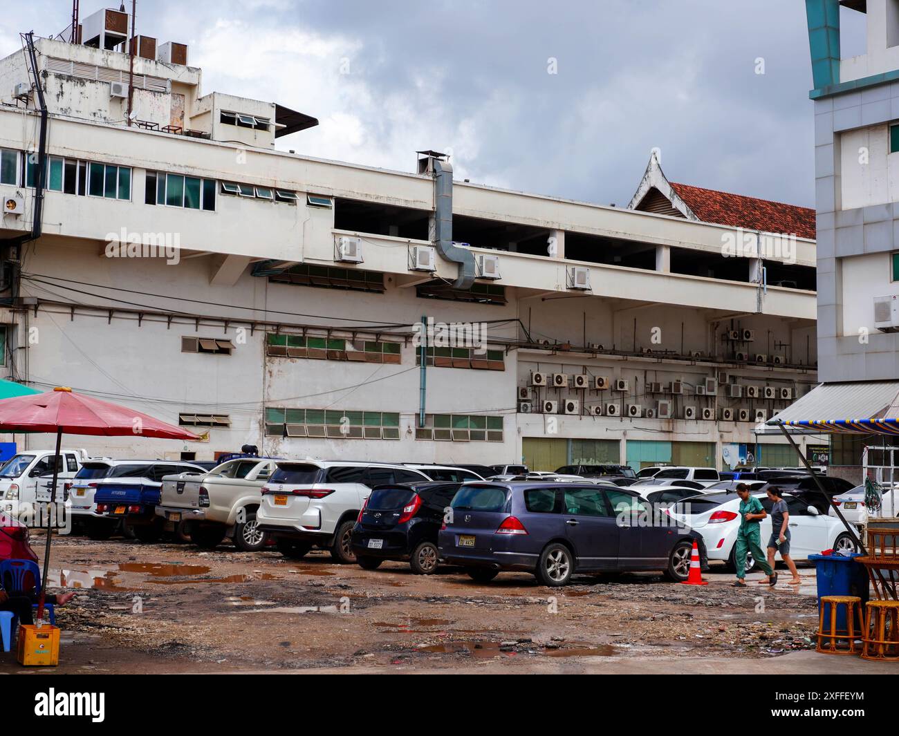 26. Juni 2024, Vientiane, Laos - Wohngebäude oder Büro von Vientiane vor dem Hintergrund eines hellen Himmels. Stockfoto