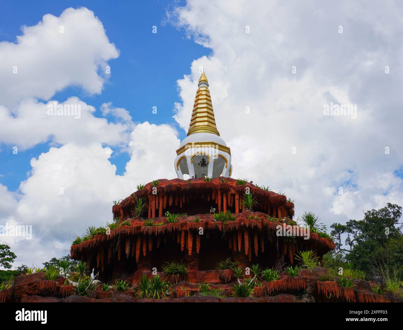 Phu Thok oder Wat Chetiyakhiri, wunderschöne Berglandschaft und Holzbrücken auf hohen felsigen Klippen, Provinz Bueng Kan, Thailand. Stockfoto