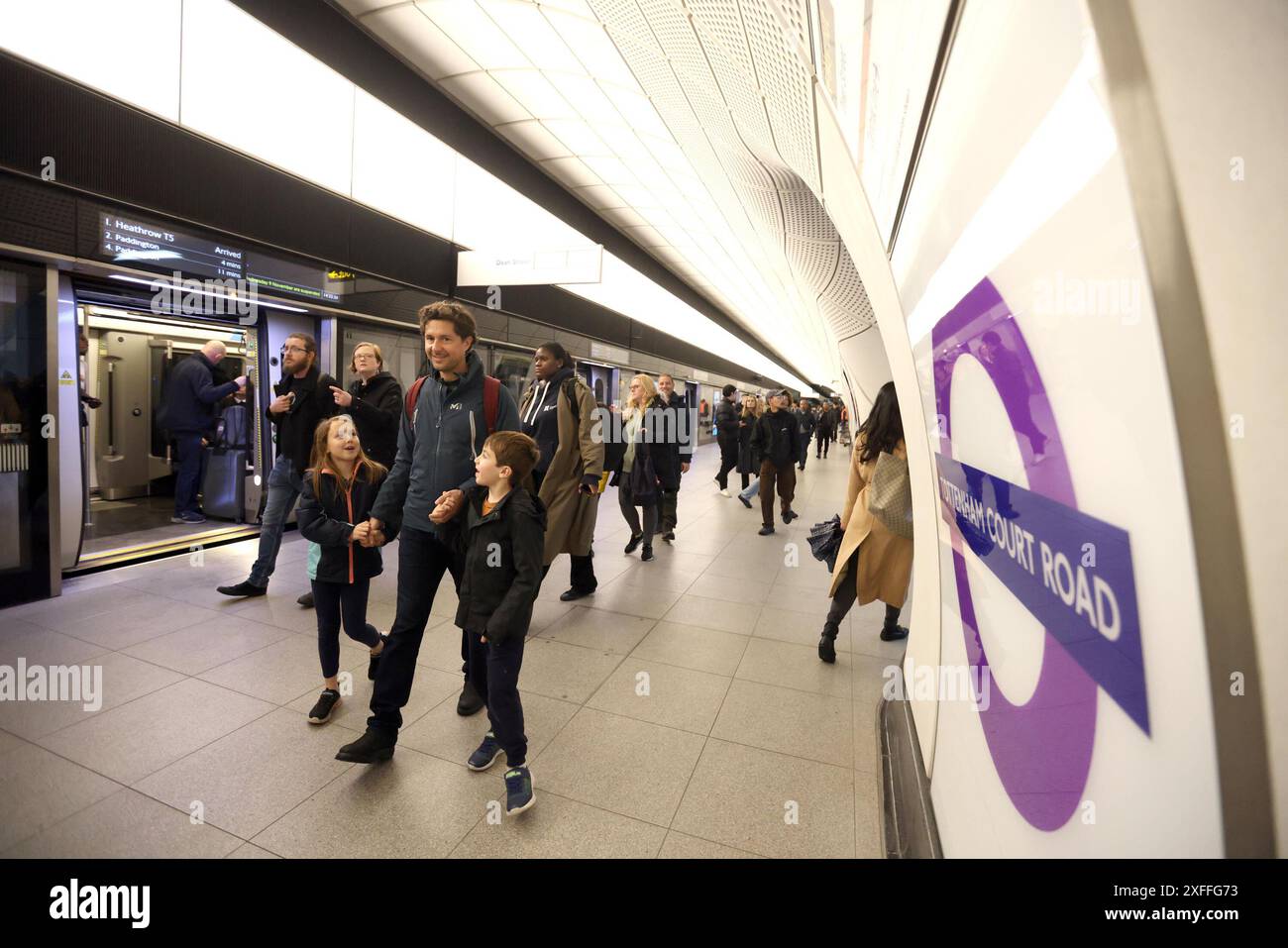 Aktenfoto vom 11/22 von Personen, die zum ersten Mal die Elizabeth Line in der Tottenham Court Road in London nutzen. Transport for London (TfL) gab bekannt, dass nun 4G- und 5G-Verbindungen für Passagiere verfügbar sind, die zwischen dem Bahnhof Liverpool Street und dem Royal Oak-Portal westlich des Bahnhofs Paddington verkehren, da die Eisenbahntunnel der Elizabeth Line unter dem Londoner Zentrum über Mobiltelefone verfügen. Ausgabedatum: Mittwoch, 3. Juli 2024. Stockfoto