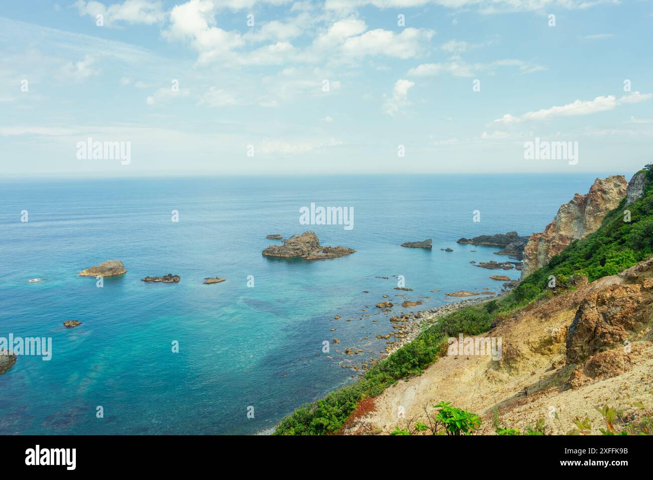 Kleine Skerries im Ozean an sonnigen Tagen in Hokkaido, Japan Stockfoto