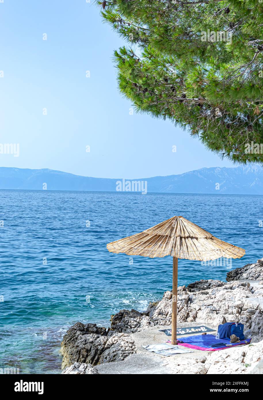 Strohschirm am Strand Stockfoto