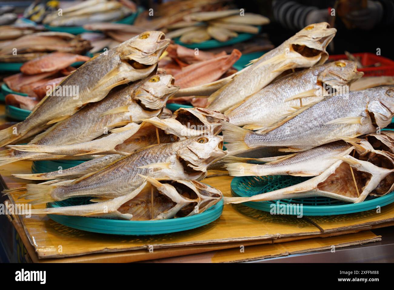 Getrockneter Fisch zum Verkauf auf dem Marktdeck Stockfoto