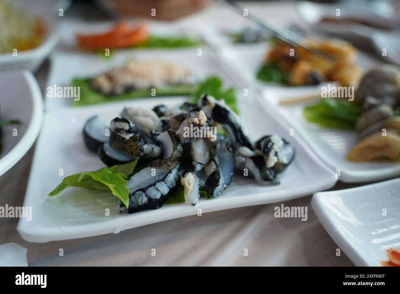 Seegurken roher Fisch, der wilde Ginseng des Meeres genannt wird, wird in asiatischen Ländern einschließlich Korea genossen Stockfoto
