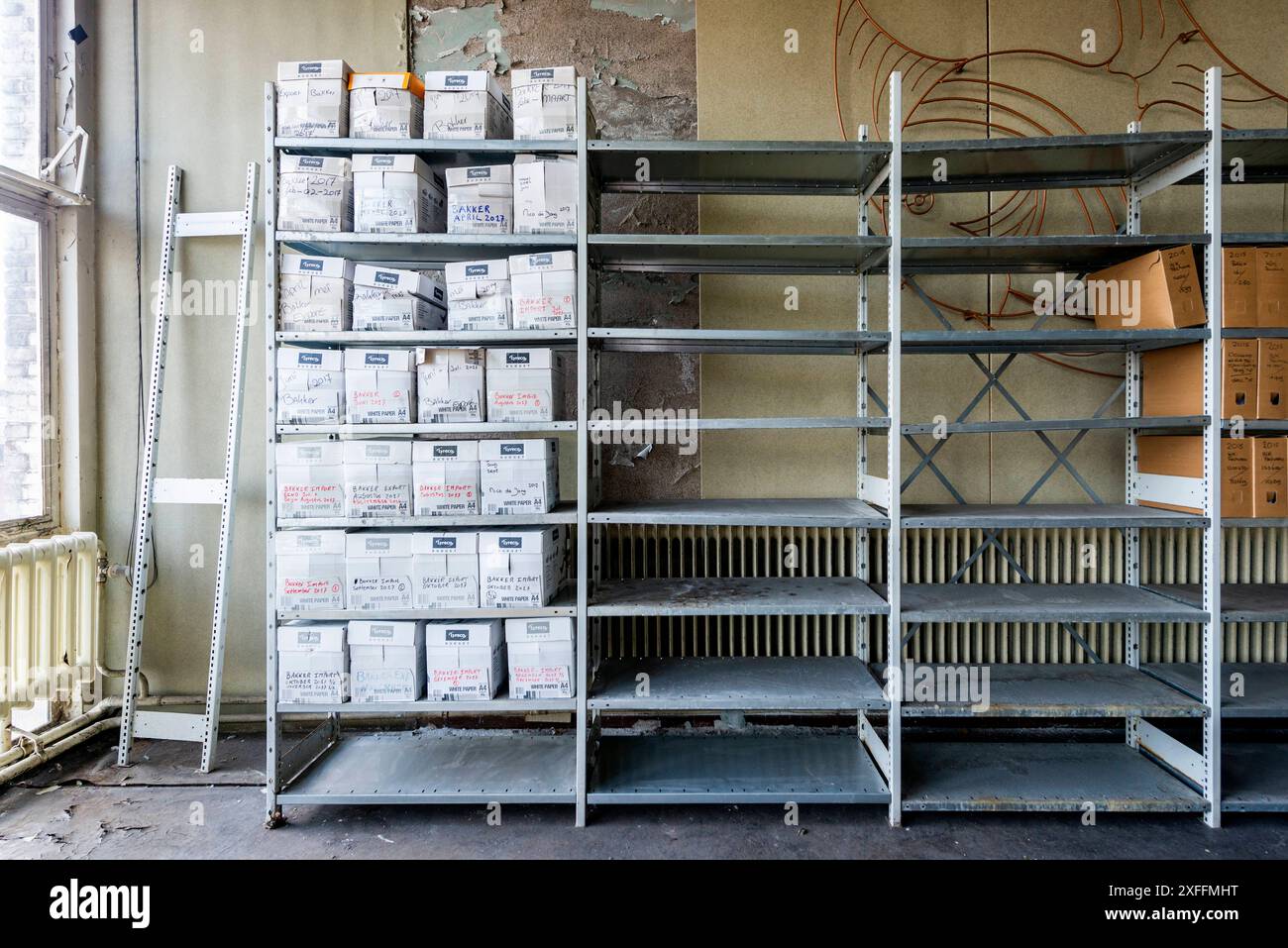 Verlassene Gebäude Innenfirmen und Enterpirse Konten und Archive, die in alrge Metallregalen in einem verlassenen und ehemaligen Kantin-Gebäude der Mitarbeiter gelagert werden. Rotterdam, Niederlande. Rotterdam Merwehaven, Fruit Terminal Zuid-Holland Nederland Copyright: XGuidoxKoppesxPhotox Stockfoto