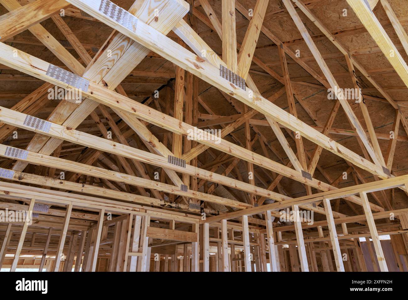 Beim Bau eines neuen Hauses werden Stabbalken als Rahmen verwendet Stockfoto