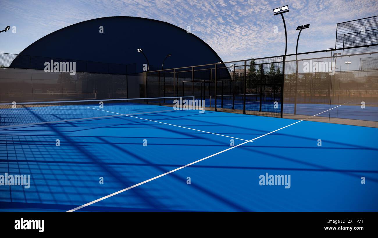Padel Court im Freien mit blauer Oberfläche, Flutlicht und Glas Stockfoto