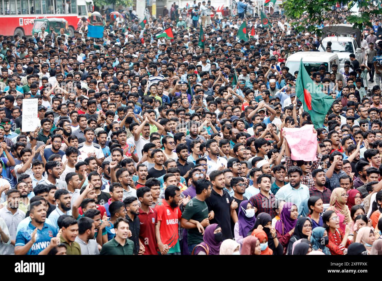 Dhaka, Bangladesch - 3. Juli 2024: Die Studenten der Universität Dhaka veranstalteten einen Campus-Protest, um die Abschaffung des Quotensystems für staatliche Arbeitsplätze zu fordern Stockfoto