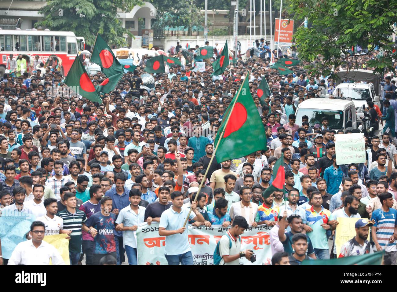 Dhaka, Bangladesch - 3. Juli 2024: Die Studenten der Universität Dhaka veranstalteten einen Campus-Protest, um die Abschaffung des Quotensystems für staatliche Arbeitsplätze zu fordern Stockfoto
