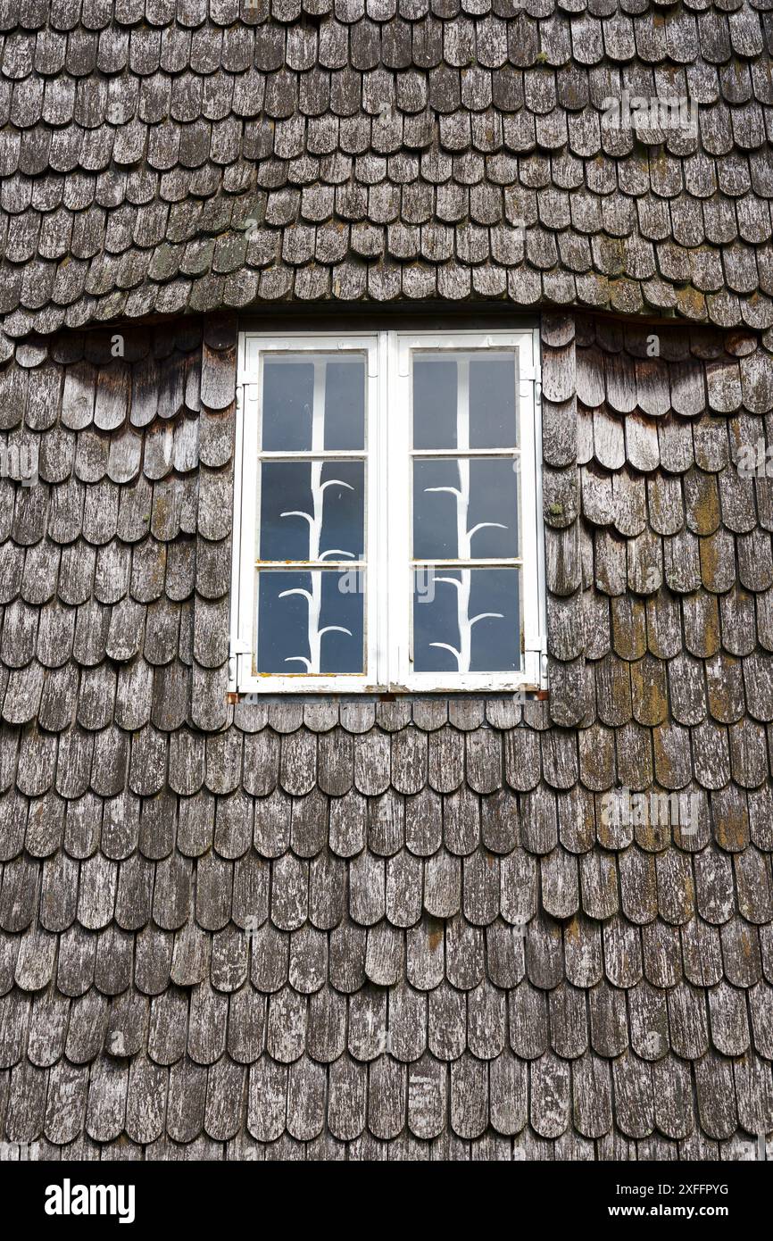 Dachfenster und Holzdachziegel eines historischen Gebäudes in der Stadt Benz auf der Insel Usedom Stockfoto