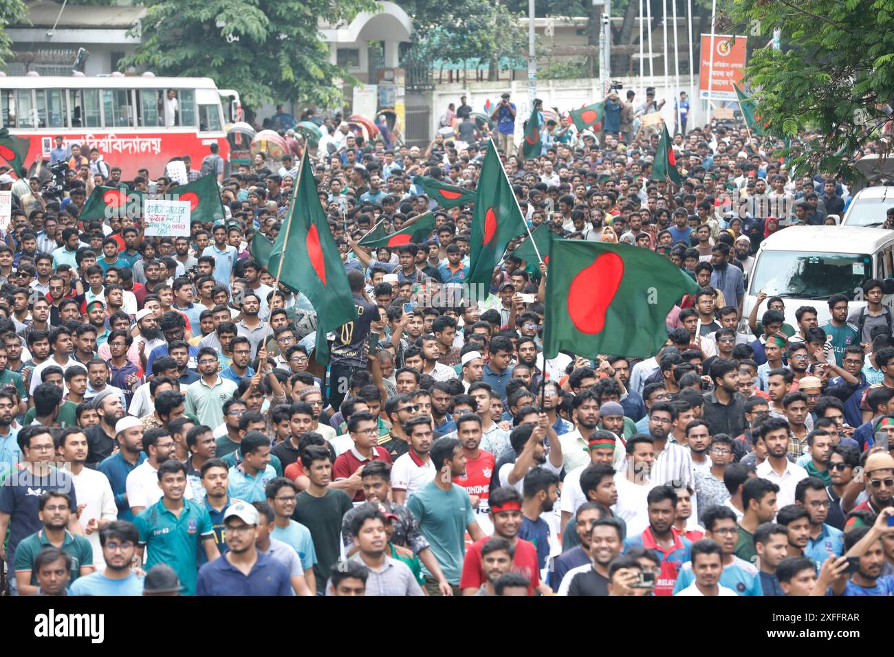 Dhaka, Bangladesch - 3. Juli 2024: Die Studenten der Universität Dhaka veranstalteten einen Campus-Protest, um die Abschaffung des Quotensystems für staatliche Arbeitsplätze zu fordern Stockfoto