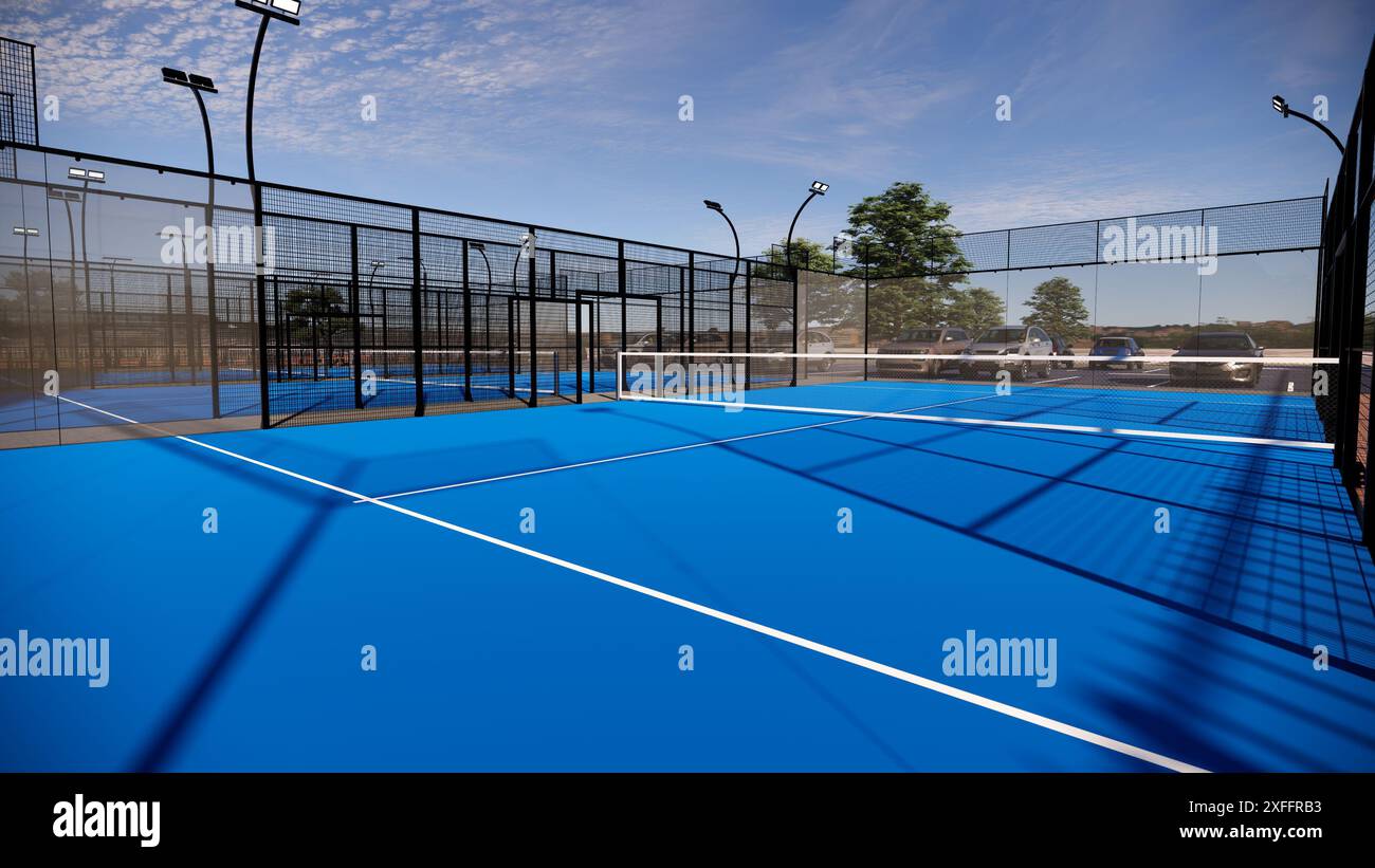 Padel-Platz im Freien mit blauer Oberfläche, ausgestattet mit Flutlichtern und Glas Stockfoto