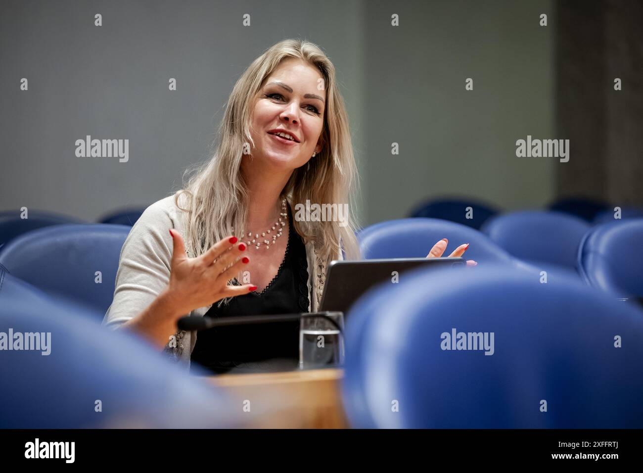 DEN HAAG - Ministerin Femke Marije Wiersma für Landwirtschaft, Fischerei, Ernährungssicherheit und Natur während der Debatte über die Regierungserklärung im Plenarsaal des Repräsentantenhauses. Das Kabinett Schoof wird mit dem parlament über seine Politik für die kommende Kabinettszeit debattieren. ANP ROBIN VAN LONKHUIJSEN niederlande aus - belgien aus Stockfoto