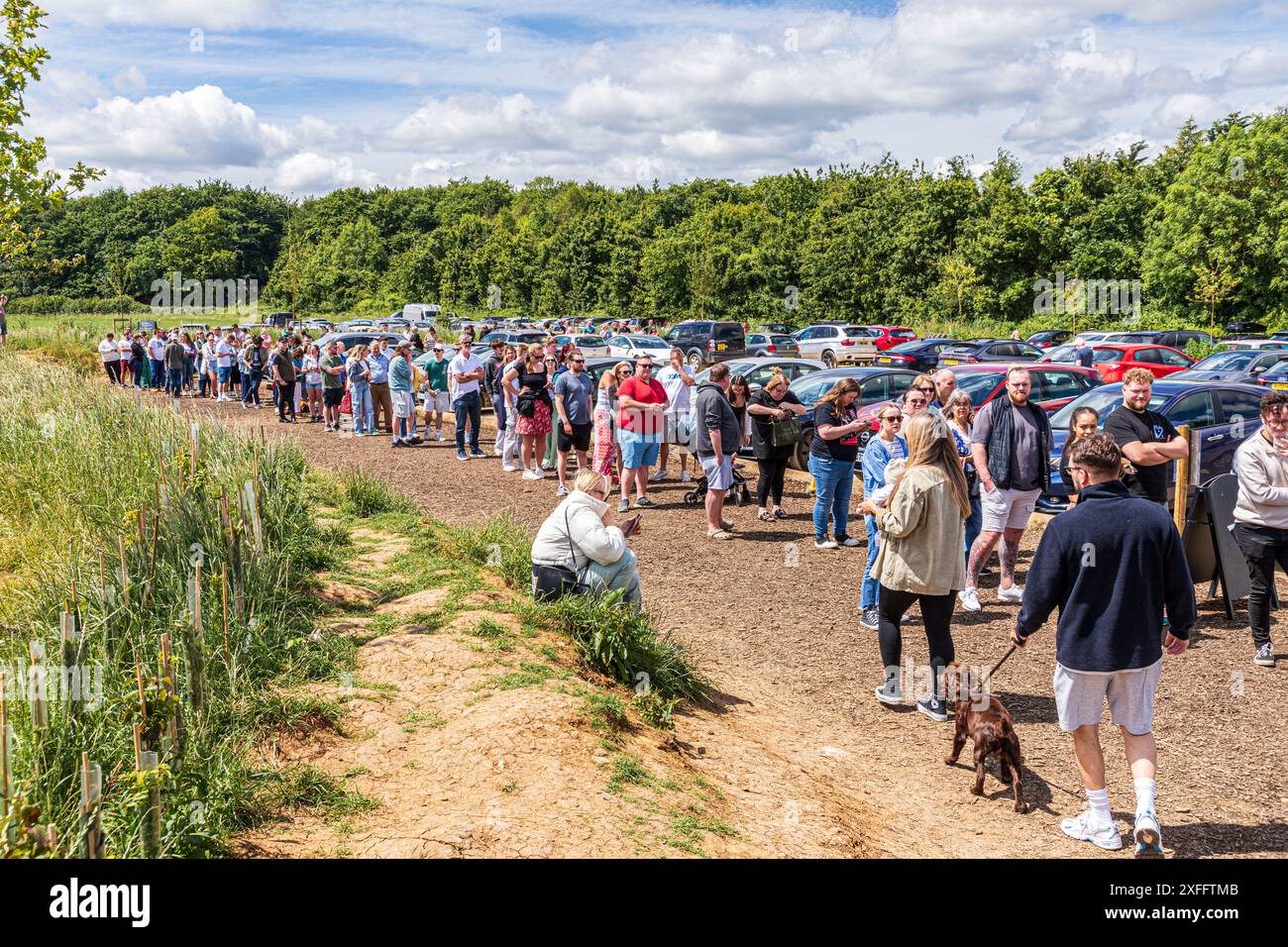 Die Massen stehen für den Diddly Squat Farm Shop (2020 von Jeremy Clarkson eröffnet) in der Nähe von Chadlington, Chipping Norton, Oxfordshire, England, Großbritannien Stockfoto