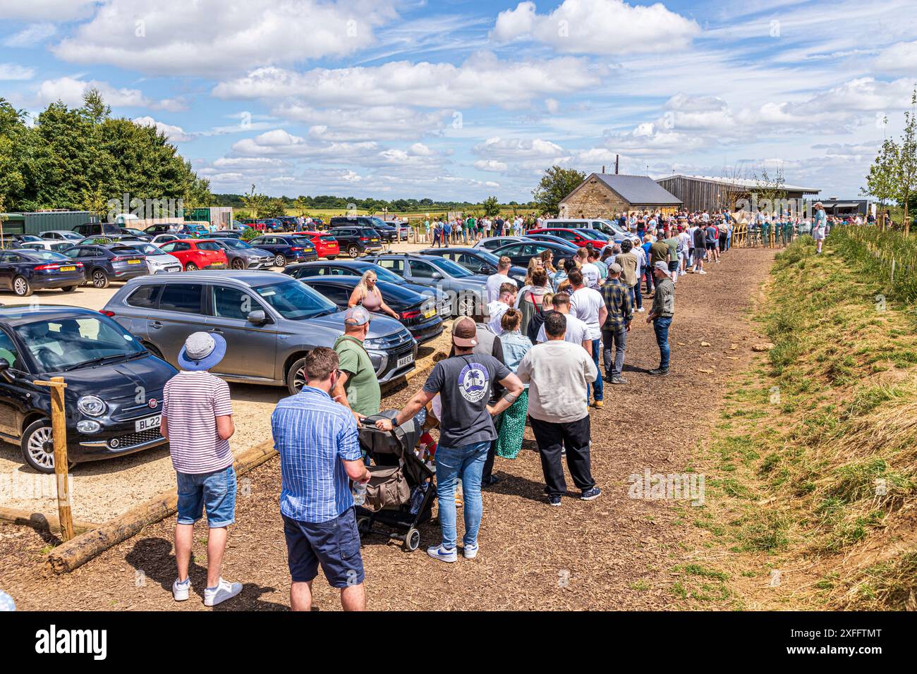 Die Massen stehen für den Diddly Squat Farm Shop (2020 von Jeremy Clarkson eröffnet) in der Nähe von Chadlington, Chipping Norton, Oxfordshire, England, Großbritannien Stockfoto