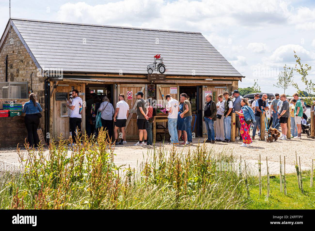 Die Massen stehen für den Diddly Squat Farm Shop (2020 von Jeremy Clarkson eröffnet) in der Nähe von Chadlington, Chipping Norton, Oxfordshire, England, Großbritannien Stockfoto