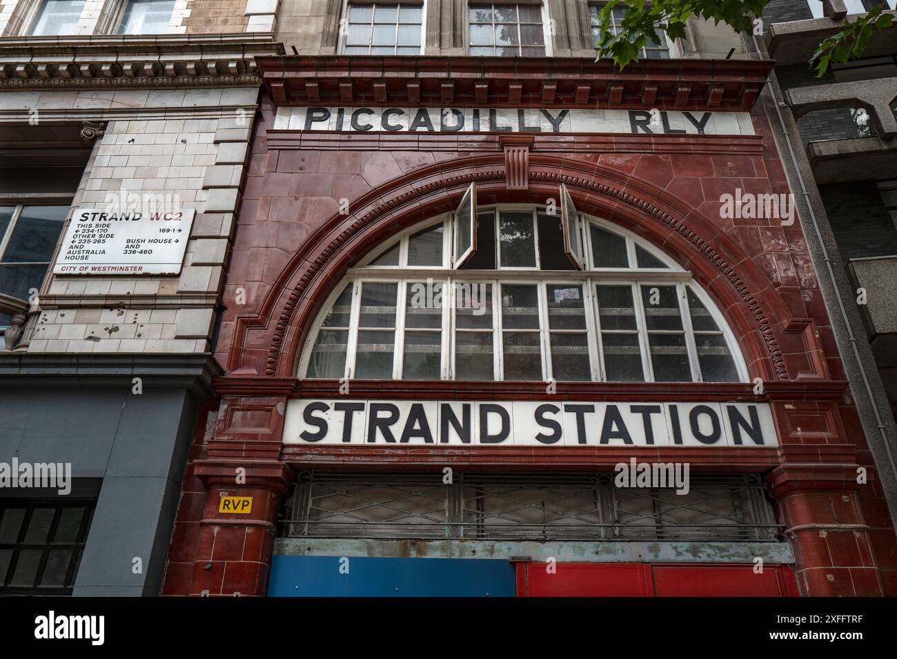 London UK Entrance and Exit of Desused Strand Underground Station, auch bekannt als Aldwych Juni 2024 Aldwych ist eine geschlossene Station an der Londoner U-Bahn Stockfoto