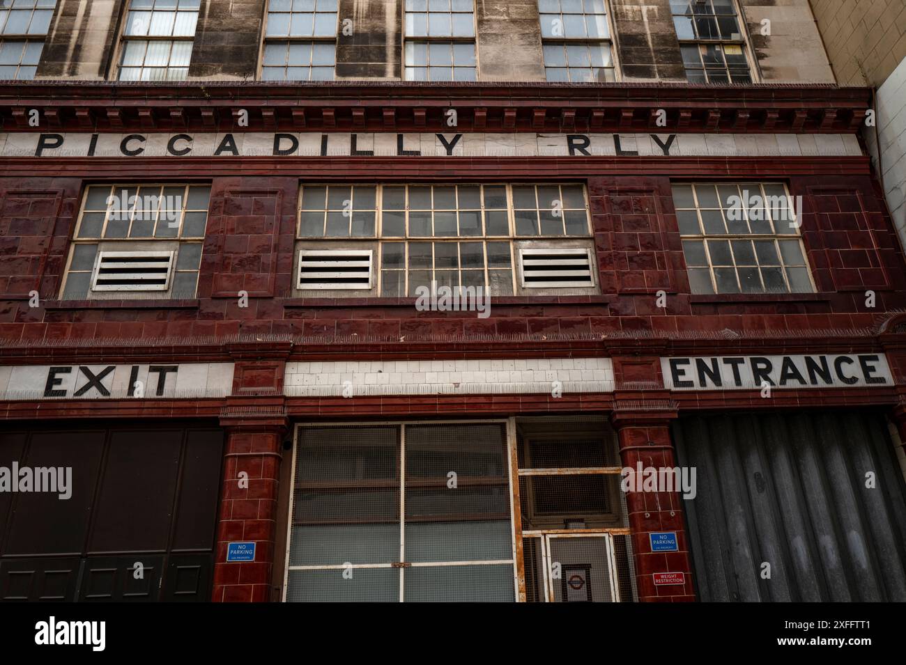 London UK Entrance and Exit of Desused Strand Underground Station, auch bekannt als Aldwych Juni 2024 Aldwych ist eine geschlossene Station an der Londoner U-Bahn Stockfoto