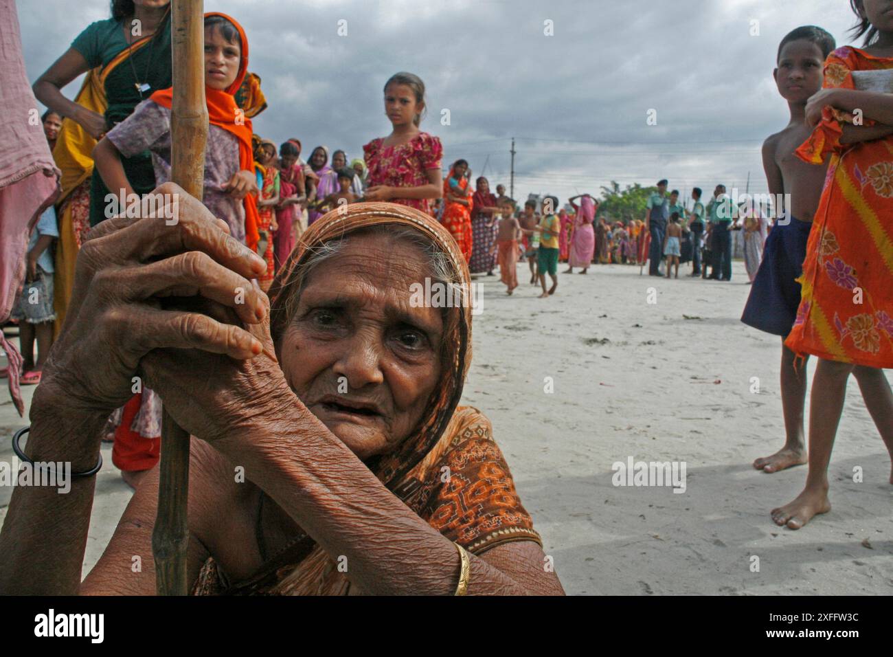 Flutopfer warten vier Stunden lang auf Hilfe in Kamrangir Chor Balumath, Dhaka, Bangladesch. August 2007 Stockfoto