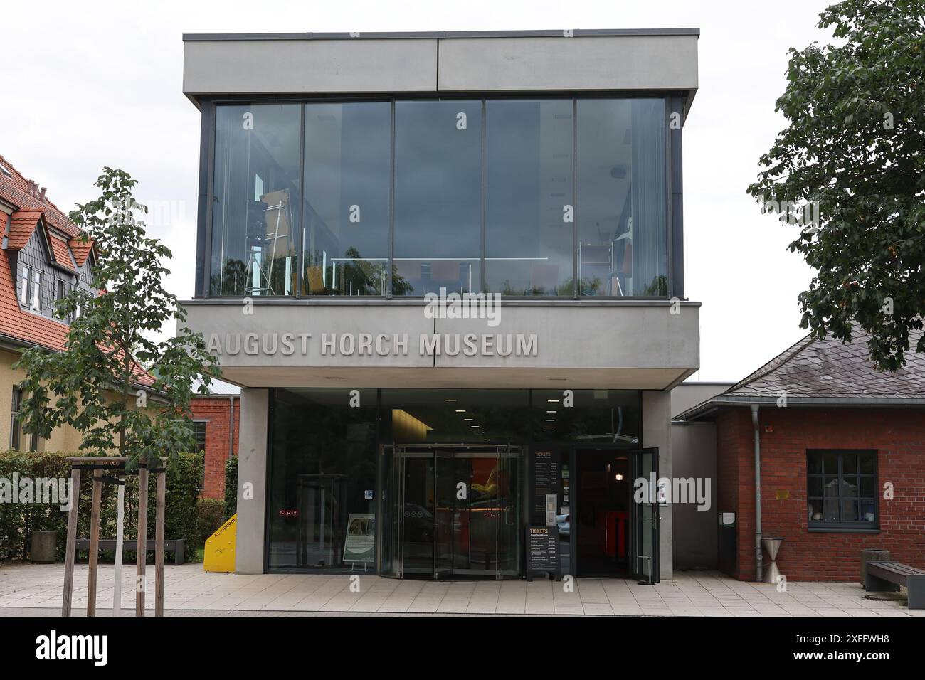 Zwickau, Deutschland. Juli 2024. Außenansicht des August Horch Museums. Die erste Nachbildung des Horch 14-17 PS aus dem Jahr 1904 wird hier am 03.07.2024 präsentiert. Das Fahrzeug wurde teilweise mit Originalteilen gebaut. Quelle: Bodo Schackow/dpa/Alamy Live News Stockfoto