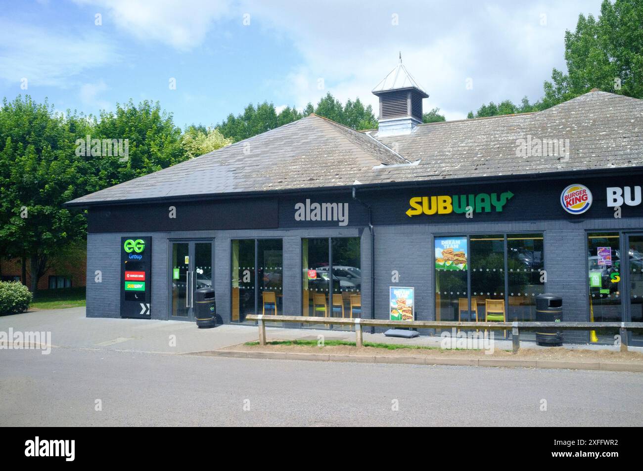 U-Bahn-Café und Take Away in einem Servicebereich, Wales. Sommertag. Sonnenschein. Stockfoto