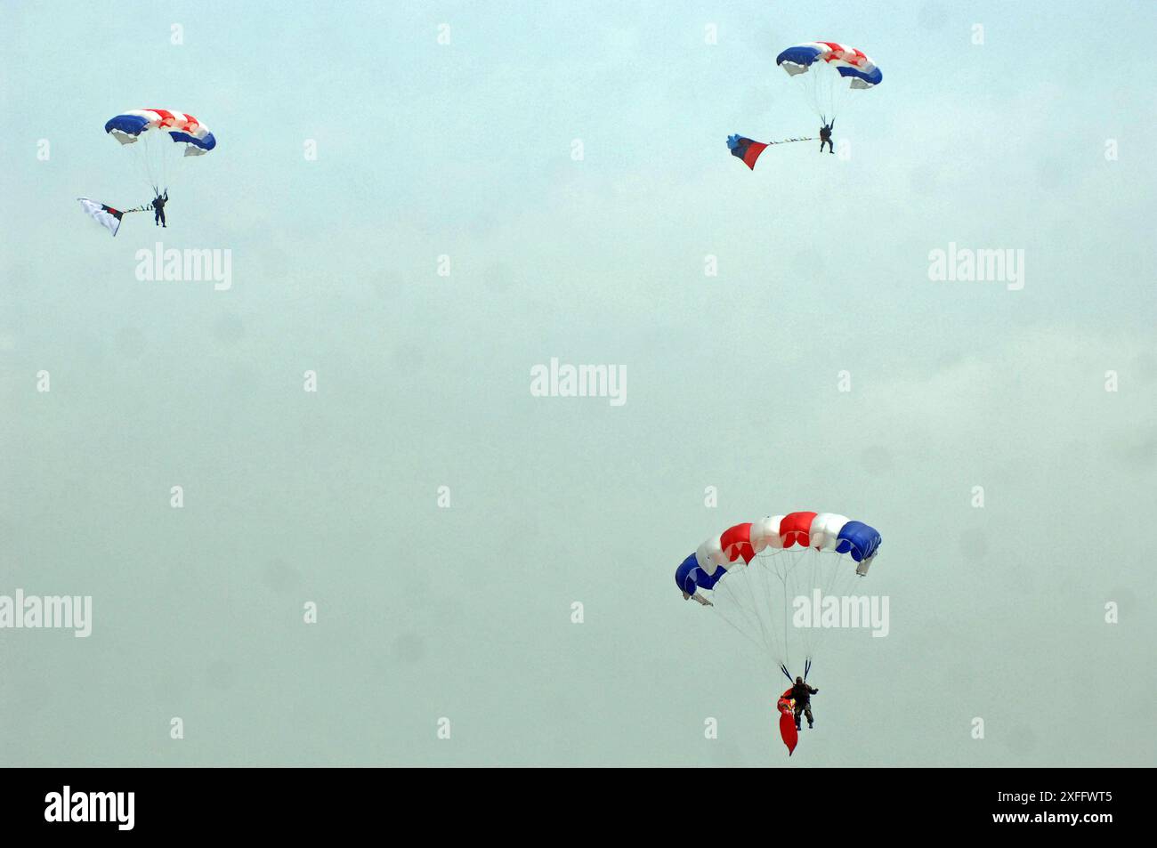 Fallschirmjäger landen am Mittwoch am Unabhängigkeitstag auf dem National Parade Square in Dhaka, Bangladesch. März 2008 Stockfoto