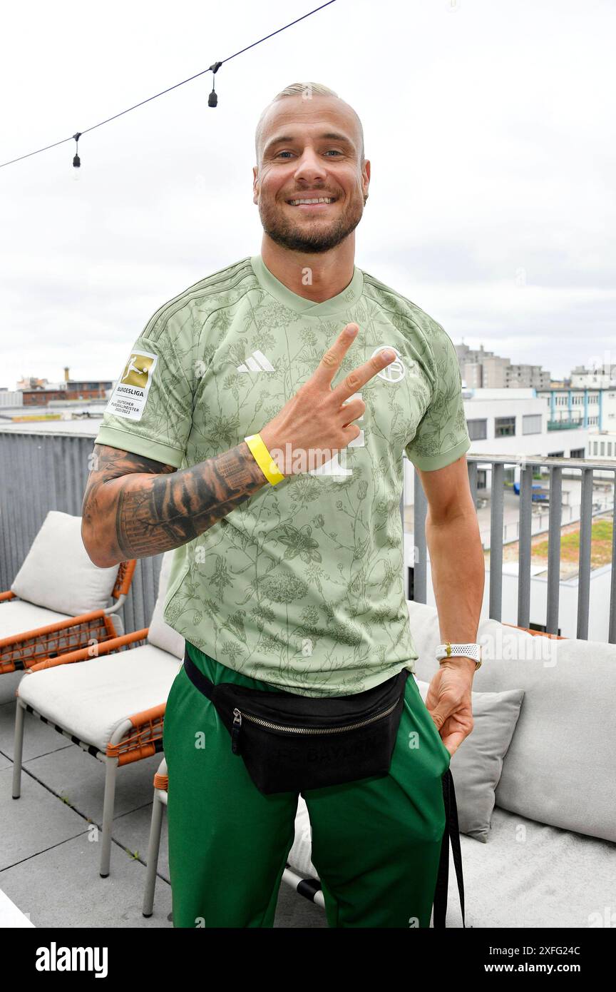 Eric Sindermann beim Mates Date Influencer Event auf der Berlin Fashion Week S/S 2025 im Atelier Rooftop. Berlin, 02.07.2024 *** Eric Sindermann beim Mates Date Influencer Event auf der Berlin Fashion Week S 2025 im Atelier Rooftop Berlin, 02 07 2024 Foto:Xn.xKubelkax/xFuturexImagex Mates_4613 Stockfoto