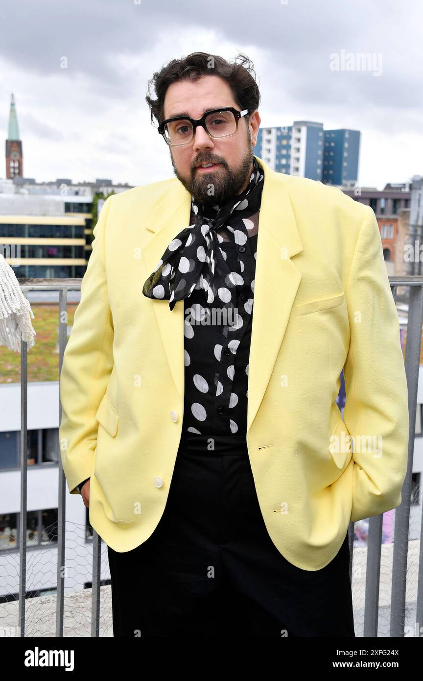 Steven Preisner beim Mates Date Influencer Event auf der Berlin Fashion Week S/S 2025 im Atelier Rooftop. Berlin, 02.07.2024 *** Steven Preisner beim Mates Date Influencer Event auf der Berlin Fashion Week S 2025 im Atelier Rooftop Berlin, 02 07 2024 Foto:Xn.xKubelkax/xFuturexImagex Mates 4607 Stockfoto