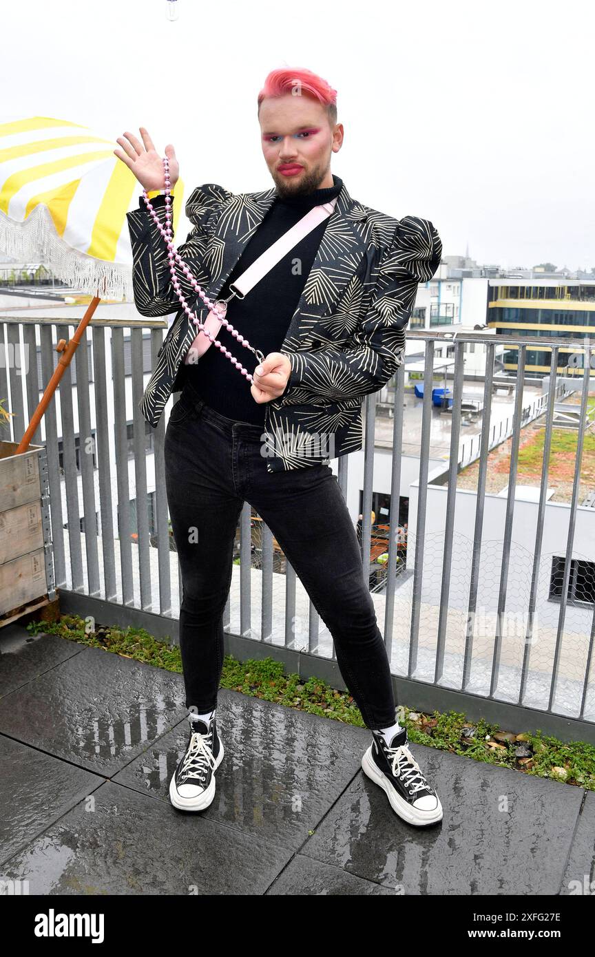 Luca Valentino beim Mates Date Influencer Event auf der Berlin Fashion Week S/S 2025 im Atelier Rooftop. Berlin, 02.07.2024 *** Luca Valentino beim Mates Date Influencer Event auf der Berlin Fashion Week S 2025 im Atelier Rooftop Berlin, 02 07 2024 Foto:Xn.xKubelkax/xFuturexImagex Mates 4642 Stockfoto