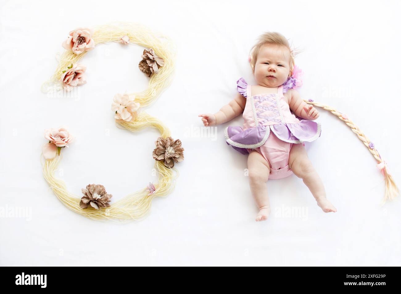 Drei Monate altes Mädchen. Monatliche Fotoshootingidee für Babys. Neugeborenes Baby im Prinzessinnen-Kostüm. Bild des Meilensteins des Babys Stockfoto