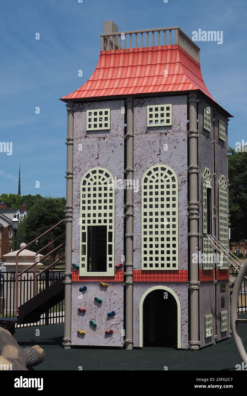 Das Gebäude ist Teil des Spielplatzes. Die Kinder klettern auf die Struktur. Stockfoto