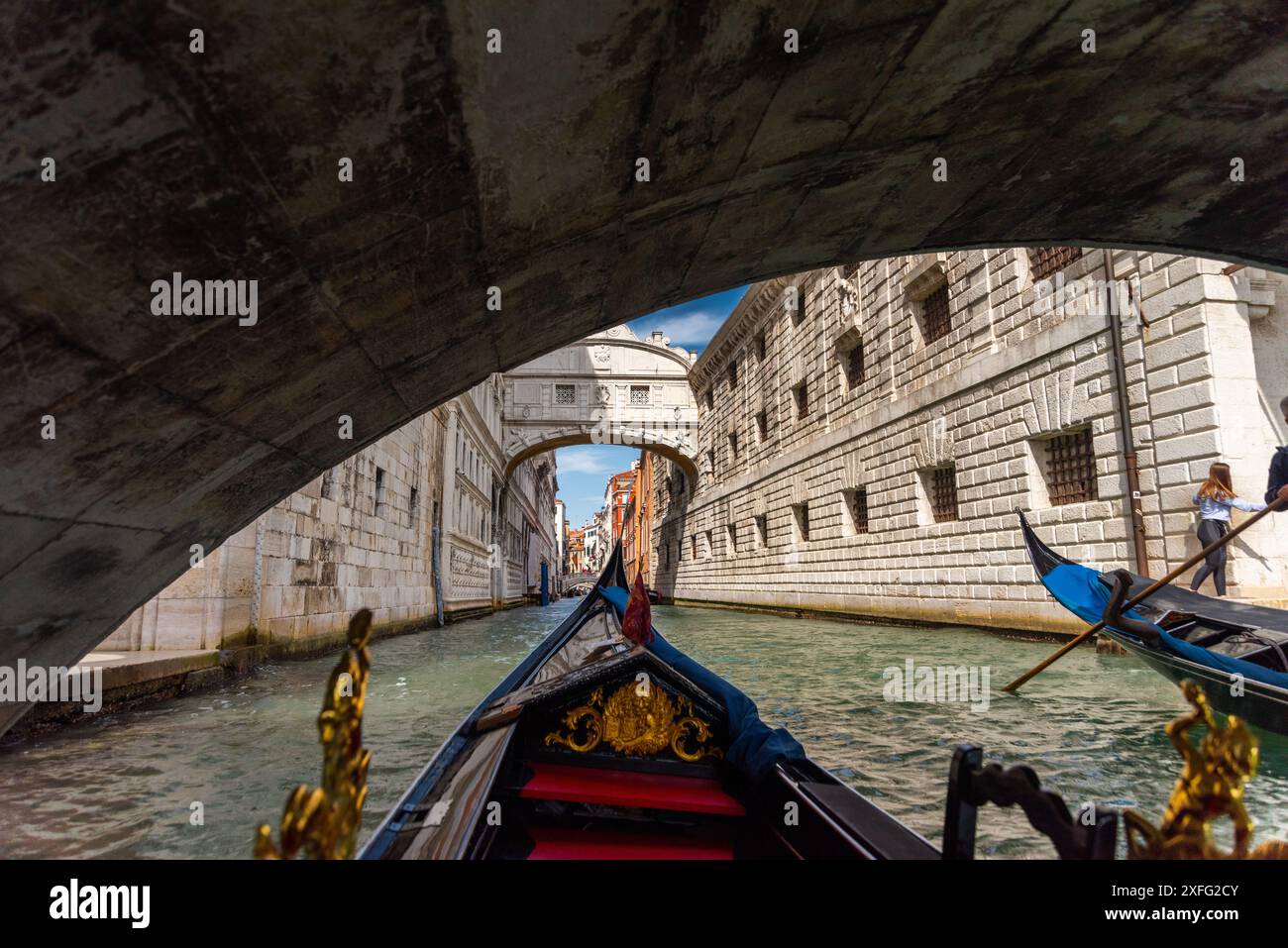 Der Reiz von Venedig: Gondeln auf den Kanälen Stockfoto