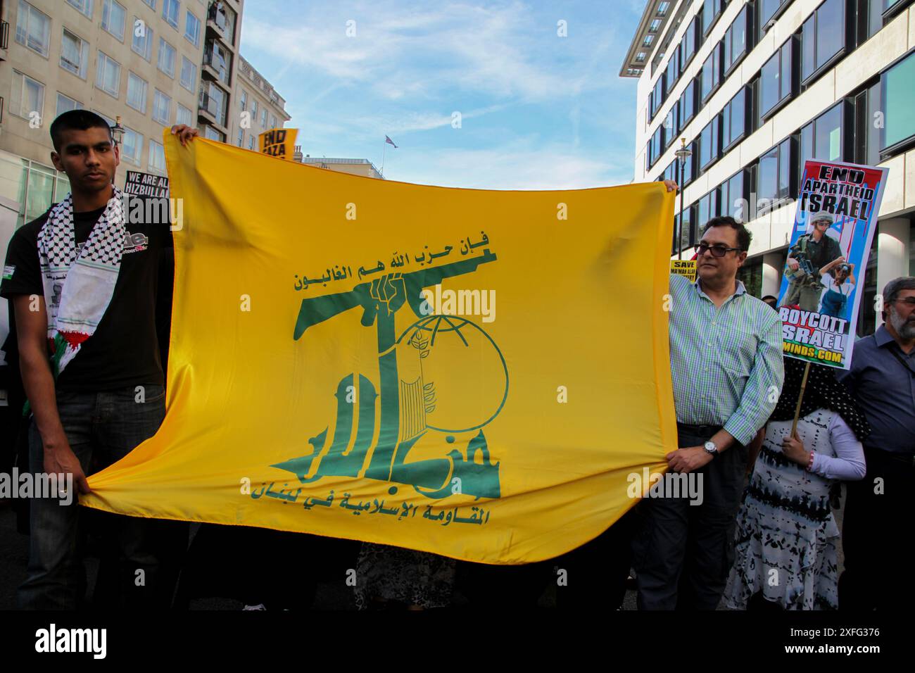 London, Großbritannien. Juni 2010. London, Vereinigtes Königreich. Juni 2010. Eine Hisbollah-Flagge wird während eines Protests gegen Palästina am 3. Juni 2010 in London gehisst, als Großbritannien den politischen Apparat der Hisbollah als legitimen nichtstaatlichen Akteur anerkannte. Doch im März 2019 erklärte Großbritannien die Hisbollah in ihrer Gesamtheit (nicht nur ihren militärischen Flügel, sondern auch ihren politischen Apparat) als terroristische Organisation, und die Unterstützung der Hisbollah wurde zu einer Straftat. Die Hisbollah, was auf Arabisch „Partei Gottes“ bedeutet, ist eine schiitische islamische politische Partei und eine militante Gruppe mit Sitz im Libanon (Credit Stockfoto