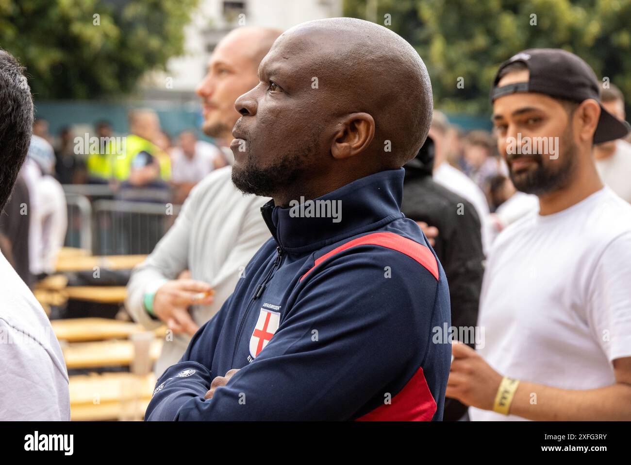 Brighton & Hove, East Sussex, Großbritannien. Englische Fußballfans treffen sich beim Big Screen Fan Zone Event, 4theFans, Central Park, Brighton für das Spiel England gegen Slowakei Euro 24.30. Juni 2024. David Smith/Alamy Stockfoto