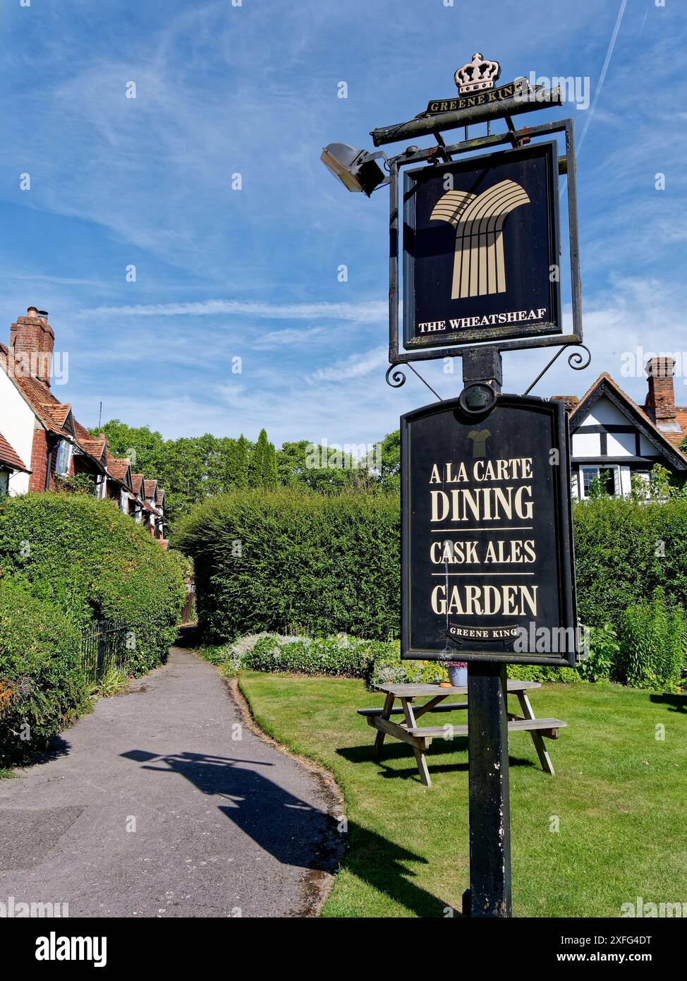 Das Wheatsheaf-Schild draußen mit Sitzplätzen im Freien auf dem Gras in East Hendred, Wantage, Oxfordshire, England Stockfoto