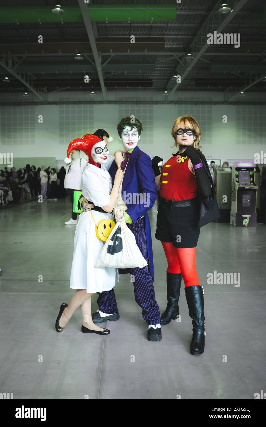 HARROGATE, GROSSBRITANNIEN - 22. JUNI 2024. Eine Gruppe von Cosplay-Mädchen verkleidet als Harley Quinn, The Joker und Robin aus der Batman-Filmreihe bei A Comic Con Eve Stockfoto