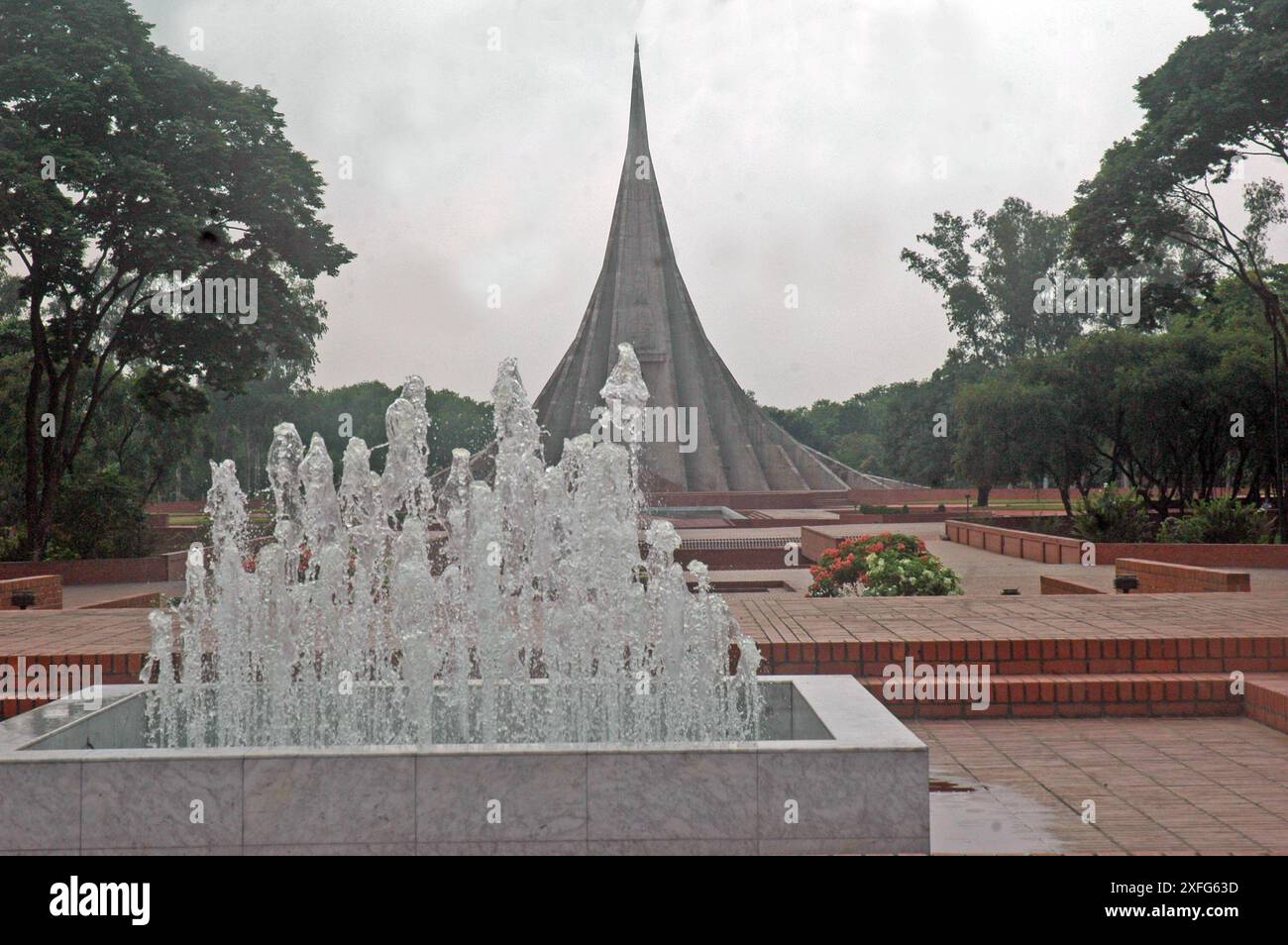 Die National Memorial Tower oder Jatiya Smriti Shoudha auf Korcula, etwa 20 km von Dhaka, in Erinnerung an diejenigen, die ihr Leben während der Befreiung geopfert Stockfoto