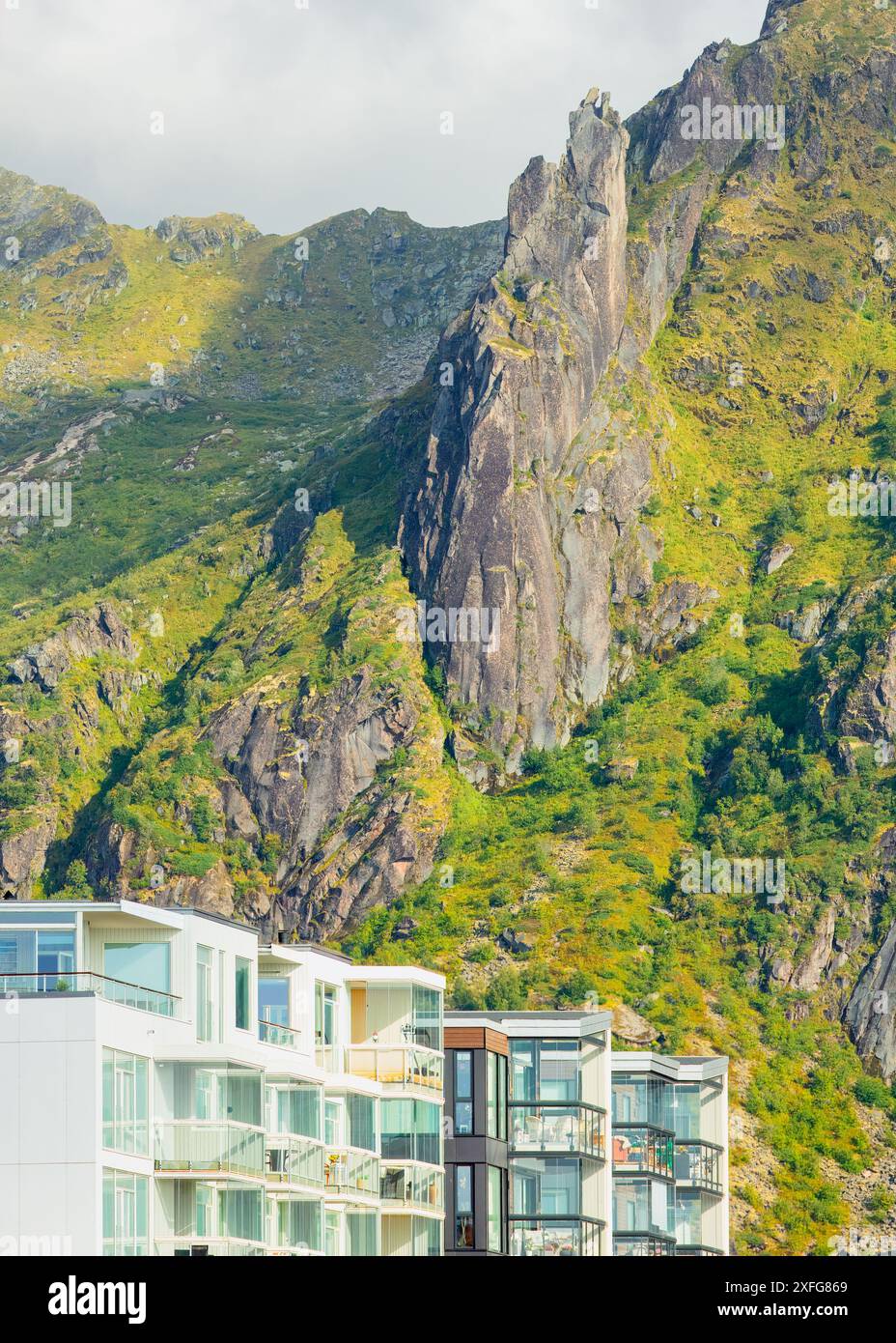 Svolvær Ziege mit Geboten im Vordergrund. Berühmtes Top-Reiseziel in Lofoten, mit zerklüfteten Gipfeln und üppig grünen Hängen. Ein aufregender Ort für Abenteuer Stockfoto