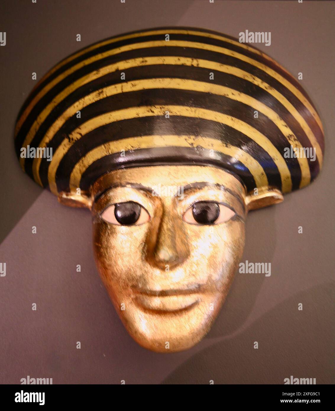 Blick auf die Goldene Maske von Eygpt, jetzt im Wigan Museum of Life, Wigan, Lancashire, Großbritannien, Europa. Stockfoto