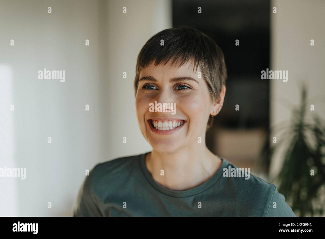 Eine Frau mit einem Zahnlächeln und kurzen Haaren Stockfoto