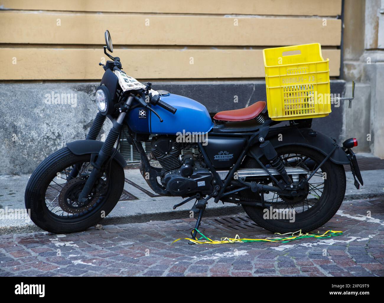 Vintage-Motorrad mit Obstkiste, die am hinteren Kotflügel befestigt ist Stockfoto